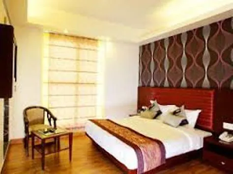 Vaccinated Staff - Oyo 13758 Xs Residency Hotel Delhi   Delhi (National Capital Territory of India)