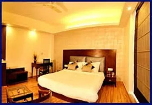 Vaccinated Staff - Oyo 13758 Xs Residency Hotel Delhi  India