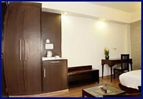 Vaccinated Staff - Oyo 13758 Xs Residency Hotel Delhi  Delhi (National Capital Territory of India)