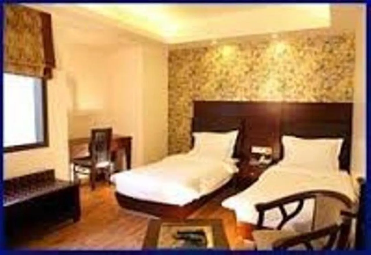 Vaccinated Staff - Oyo 13758 Xs Residency Hotel Delhi