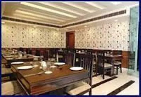 ***  Hotel Vaccinated Staff - Oyo 13758 Xs Residency Delhi  Indien